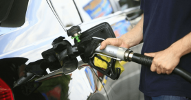 Benzina și motorina se ieftinesc cu câțiva bănuți
